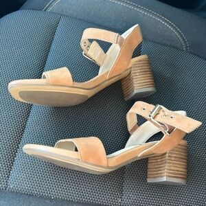 NWOT Hush Puppies woman’s 6 heeled sandal